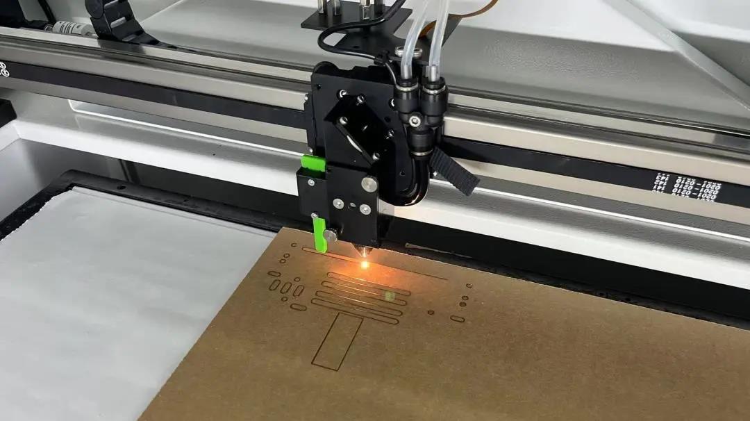 地形越障排爆小車的主體基板（底盤）的制作